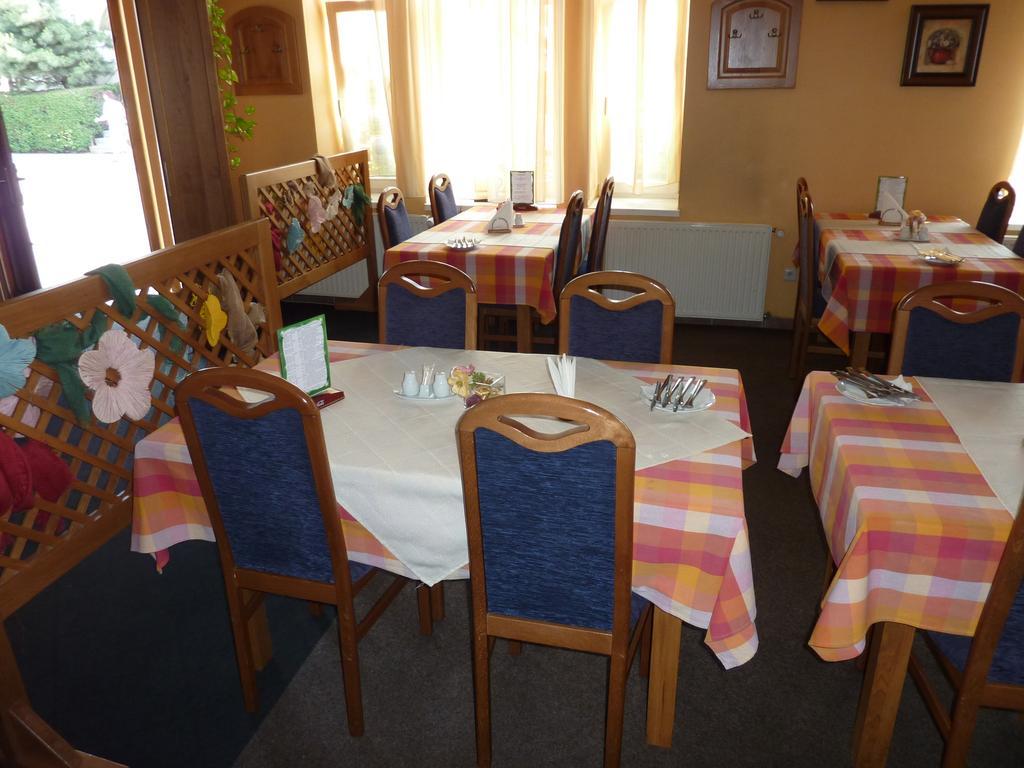 Hotel & Restaurant Na Frystatske Karviná Exterior foto